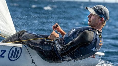 Zeiler Wiersema verrast met WK-goud in ILCA7-klasse na terugtrekken olympisch kampioen