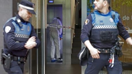 Investigan la muerte violenta de un hombre en un edificio en Pamplona