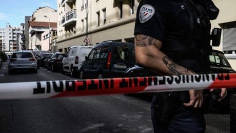 Hallan muertos a una mujer y sus dos hijos de 4 y 6 años  en su apartamento cerca de Lyon