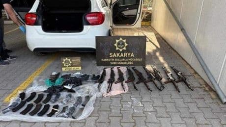 Polis memurunun aracından cephanelik çıktı