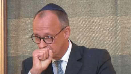Rede in München: Bundeskanzler Friedrich Merz kämpft mit den Tränen