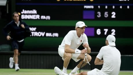 Sinner se salva de una temprana eliminación en Wimbledon por la lesión de Dmitrov