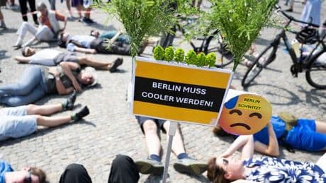Klimaschutz: Demonstranten am Brandenburger Tor fordern mehr Hitzeschutz