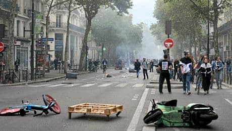 « Arrogance », « la France s’aime trop » : la presse italienne se gausse de la situation politique en France