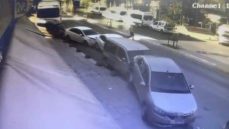Yer Sultanbeyli: Yokuş aşağı kayan tır, park halindeki 5 araca çarptı