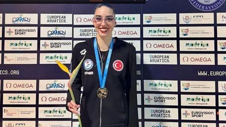 Milli yüzücü Selin Hürmeriç'ten Portekiz'deki kupada altın madalya