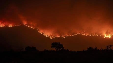Viaje al triángulo de fuego entre Orense y Zamora, donde el cielo es negro y no se puede respirar: "Esto es el infierno en la Tierra"
