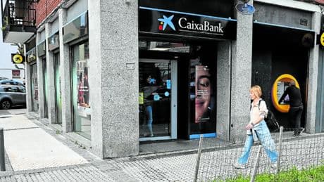 Apuestas, viajes, móviles... el despilfarro que delató a los ladrones del banco de San Sebastián