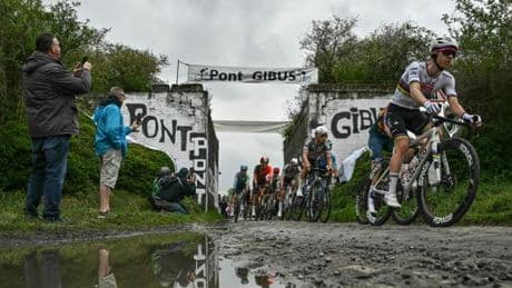 EN DIRECT | Paris-Roubaix 2025 : Tadej Pogacar et Mathieu Van der Poel et Jasper Philipsen en tête de course