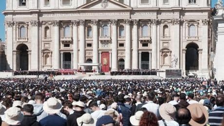 « L’Eglise, c’est nous » : au Vatican, des centaines de milliers de personnes ont assisté aux funérailles du pape