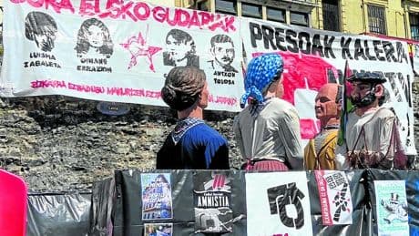 Las pancartas de presos etarras inundan las fiestas e interpelan a las instituciones