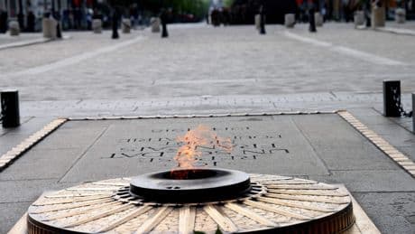 Man (47) die sigaret opstak met gedenkvlam oorlogsmonument Parijs veroordeeld: ’Domheid van de eeuw’