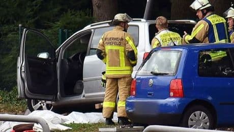 Krefeld: Auto erfasst Zwillinge auf Friedhofsparkplatz – beide tot