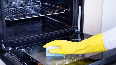 El remedio natural para limpiar hornos con grasa incrustada