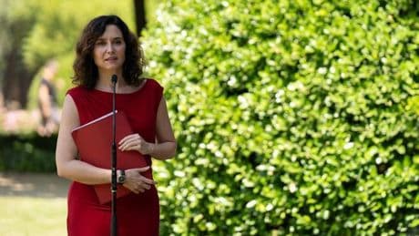 Ayuso defiende su plante por el catalán y el euskera: "Nos quieren hacer sentir extranjeros en España"