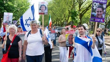 Hunderte erinnern mit Solidaritätsspaziergang an Hamas-Geiseln
