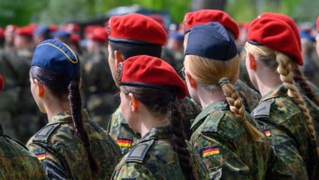 Bundeswehr: Können Frauen die Bundeswehr retten?
