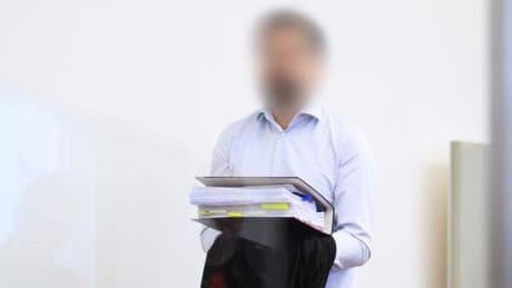 „Dafür soll ich meine Ehre, mein Gehalt und meinen Beruf verraten haben?“, sagt Yashar G.