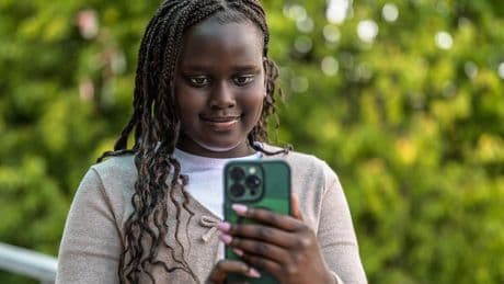 ’Mijn vader wil mij verkopen voor zestig koeien’: Amanda (11) strijdt op TikTok tegen kindhuwelijken