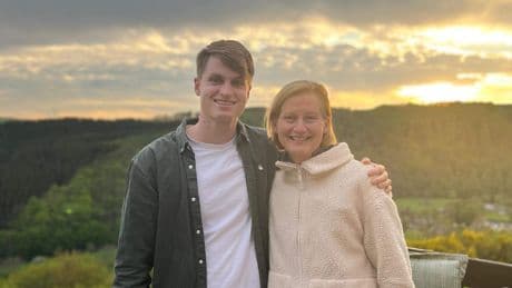 Chris (26) rent een marathon op Alzheimer Socks: ’Mijn moeder was 53 jaar toen ze de diagnose kreeg’