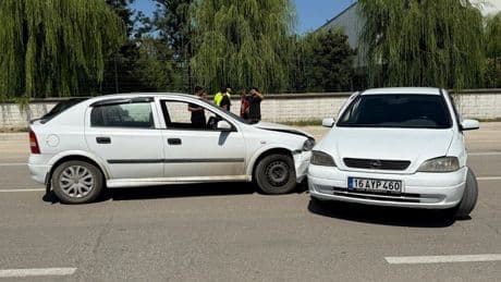 2 otomobil çarpıştı : 2 yaralı