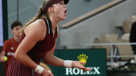 Andreeva explota contra el público de Roland Garros: lanza un pelotazo a las gradas tras ser abucheada