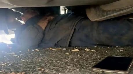 Adana'da tamir ettiği TIR'ın altında sıkıştığı düşünülen şoför, ekipleri alarma geçirdi