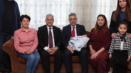 Bakan Memişoğlu şehit Tabip Teğmenin Antalya'daki ailesini ziyaret etti