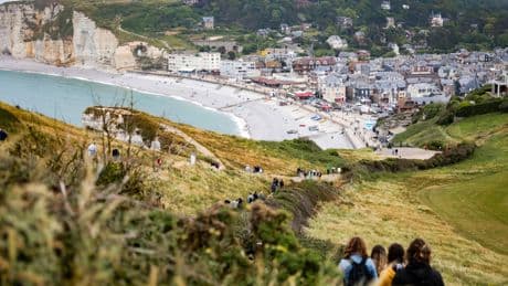 Pour éviter les chutes mortelles, Étretat restreint l’accès à ses falaises