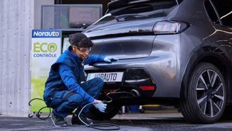Pequeños gestos al conducir con los que puedes ahorrar combustible