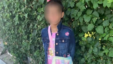 El padre y la madrastra de una niña de 8 años torturan a la menor hasta la muerte en un hotel