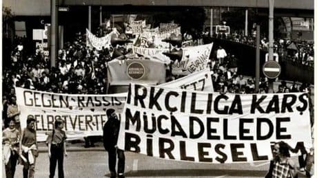 Göçmenlerin 1990’lardaki ırkçılığa karşı mücadelesi Kassel’de sergileniyor