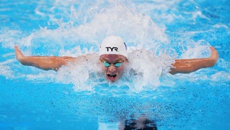 Mondiaux de natation : en vidéo, la démonstration XXL de Léon Marchand avec le record du monde du 200 m 4 nages