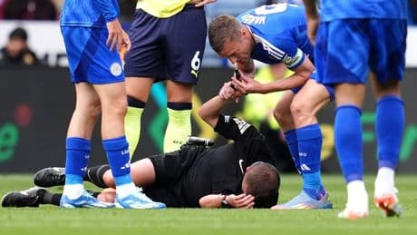 Verletzt vom Platz - Premier-League-Star knockt Schiri aus