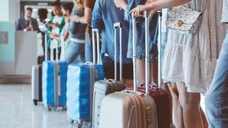 Los billetes de avión se encarecen hasta más de un 20% en el mes de abril
