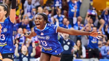 Ärzte sagten „Du wirst niemals laufen können“ – dann wurde Krystal Volleyballstar