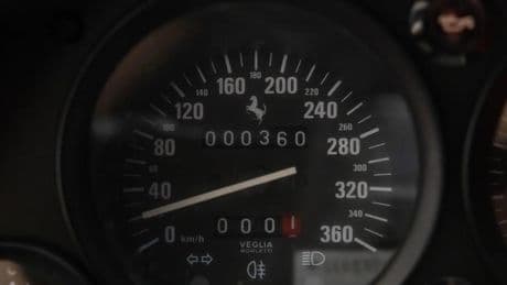Atención coleccionistas de coches: salen a subasta dos exclusivos Ferrari F40 únicos, uno con solo 360 kilómetros y otro en un raro color azul