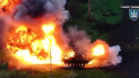 Russische Innovation geht schief - Ukraine zerstört Putins „Igel-Panzer“