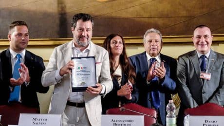 Premio a Salvini "amico del popolo ebraico". Ma la sinistra va in tilt e protesta: "Orribile"