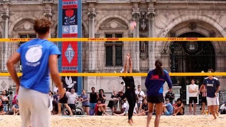 Jugar al vóley en el corazón histórico de París