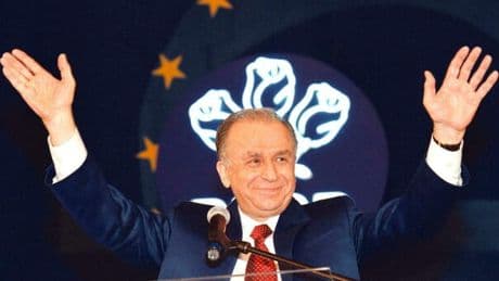 Ion Iliescu è morto a 95 anni, fu il primo presidente della Romania dopo la caduta del muro di Berlino