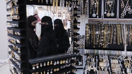 Saoedische jongeren adoreren ‘verlicht despoot’ MbS. ‘Als ik de naam Mohammed bin Salman uitspreek, krijg ik kippenvel’