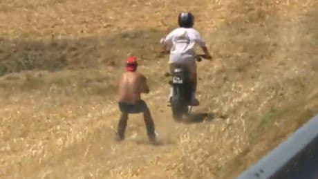 Tour de France : en vidéo, une moto tracte un skieur lors de la 12e étape