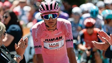 LIVE Giro d’Italia: houdt Isaac Del Toro stand in loodzware etappe?