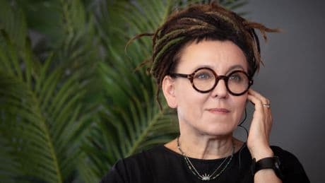 Olga Tokarczuk: “La biblioteca de mis padres me descubrió de adolescente un mundo patriarcal”