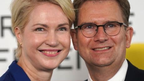 SPD-Politikerin: Silberhochzeit: Schwesig teilt Hochzeitsfoto aus Jahr 2000