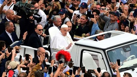 Franziskus starb an Folgen eines Schlaganfalls - Papst wünschte sich "schlichtes" Grab