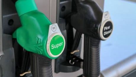 Prezzi alla pompa giù: pieno di benzina costa il 10% in meno rispetto al 2024