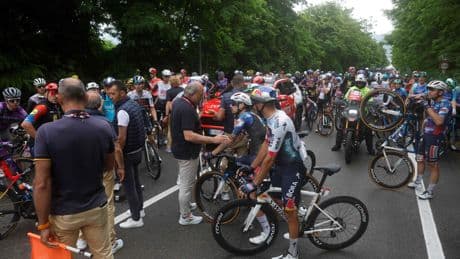 Groves gana una accidentada etapa del Giro antes de la primera selección en los Apeninos