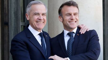 "Hâte d'oeuvrer à tes côtés": Emmanuel Macron félicite Mark Carney pour sa victoire au Canada